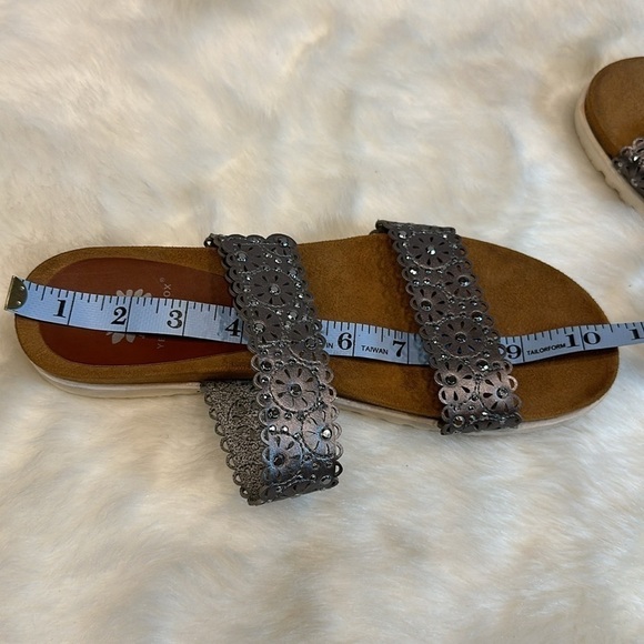 Yellow box gray with bling adjustable back strap size 9M - Picture 8 of 9